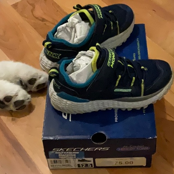 Boys shoes 12.5M air cooled memory foam - Picture 2 of 4